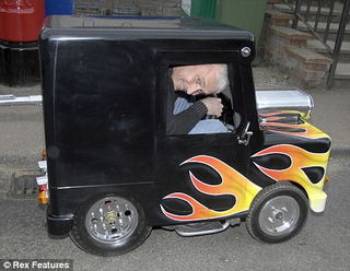Illustration for article titled British Man Builds World's Smallest Car